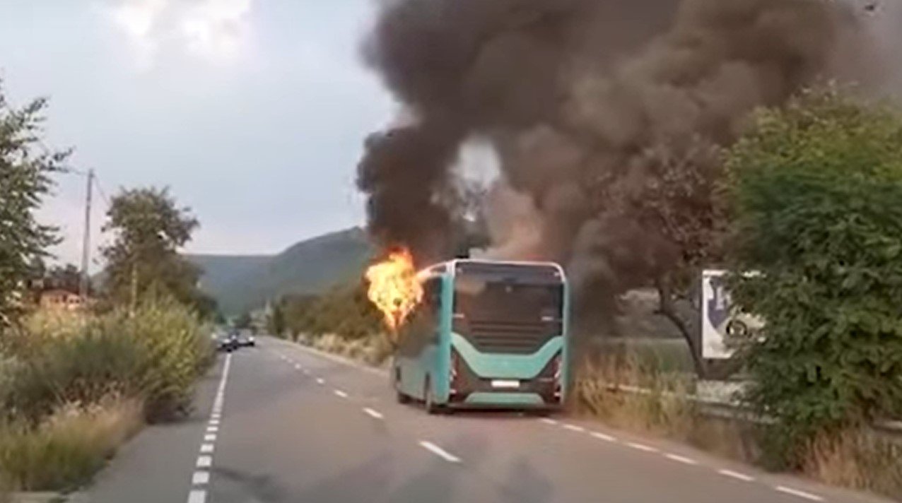  VIDEO: Un autobuz electric a ars în oraşul Dej în totalitate