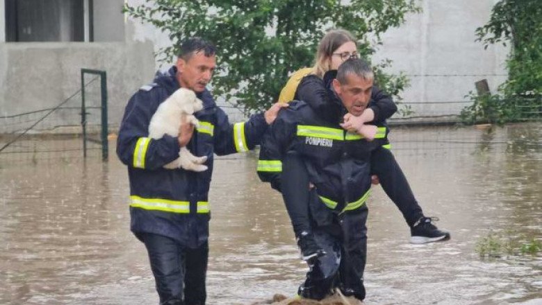  Pompierii au salvat o mamă cu doi copii și doi căței. Inundațiile fac ravagii în Alba
