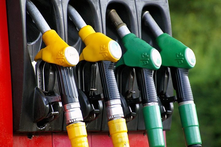  Preţurile petrolului au scăzut ieri cu peste 6%. Când vom vedea preţuri mai mici la pompă?