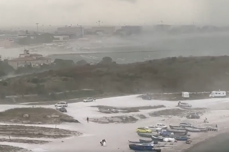  VIDEO Imagini inedite din timpul furtunii care a răscolit Mamaia. Pare peisaj de iarnă