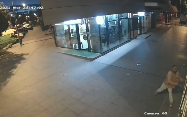  VIDEO ”Van Damme” din Câmpina, înarmat cu o săpăligă, a spart geamurile mai multor magazine. Nimeni nu a intervenit de frică
