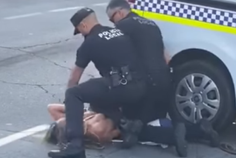  VIDEO Milioane de vizualizări cu o femeie care face accident și e mai puternică decât doi polițiști locali