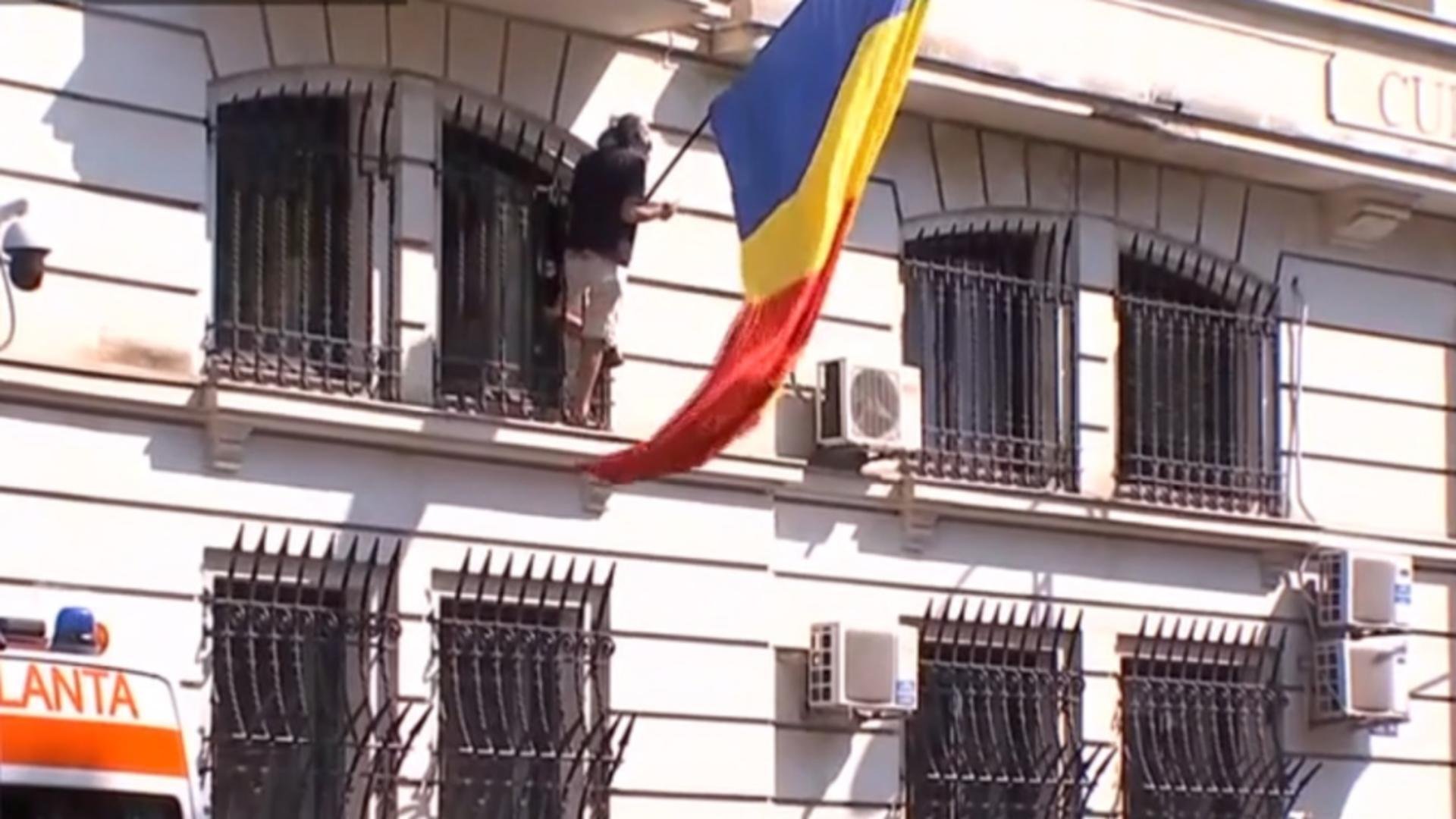 Un protestatar s-a urcat pe faţada clădirii ICCJ, El este nemulţumit de funcţionarea sistemului judiciar