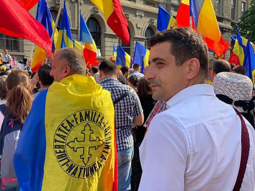  Sute de persoane în frunte cu Șoșoacă și Simion protestează împotriva restricţiilor