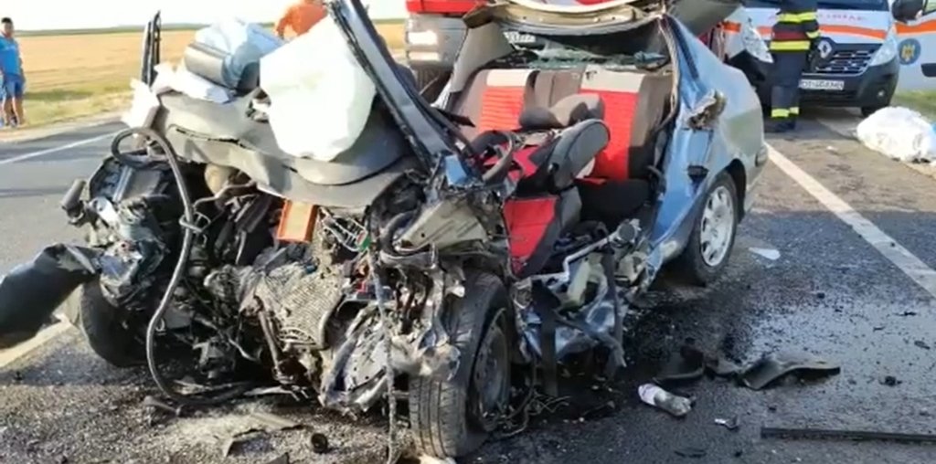 VIDEO: Un autoturism s-a izbit fatal de un camion: trei persoane şi-au pierdut viaţă