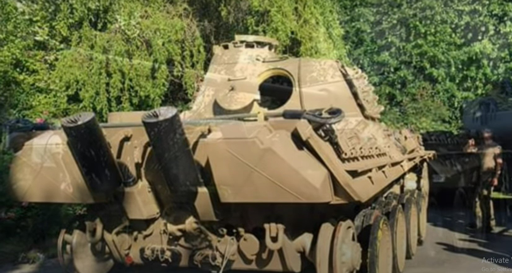  VIDEO: Un pensionar de 84 de ani a fost prins că avea în garaj un tanc, un tun antiaerian şi o torpilă