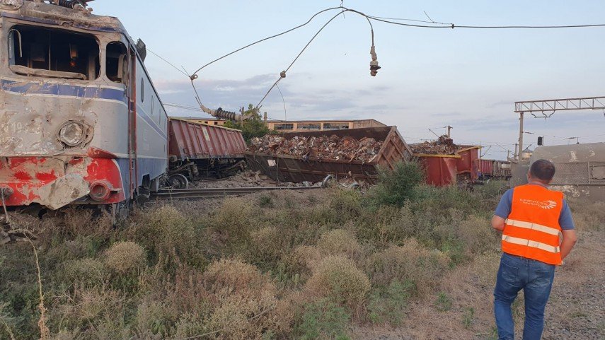  FOTO – Două trenuri, unul cu fier vechi şi celălat cu ciment, s-au izbit violent în gară la Feteşti