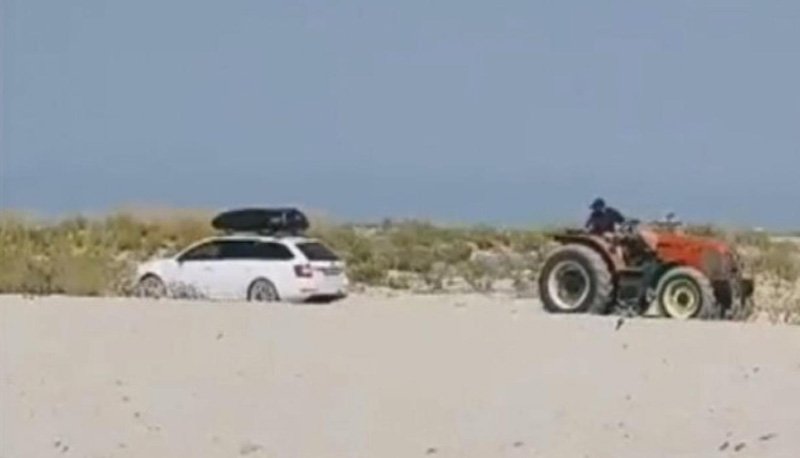  VIDEO Cum ne fac de râs unii turiști români în Grecia. Își parchează mașinile pe plajă, ca la Mamaia
