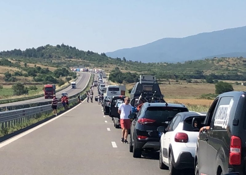  Românii se întorc cu autocarele din Grecia, după ce țara a intrat pe lista roșie. Cozi uriașe la vamă