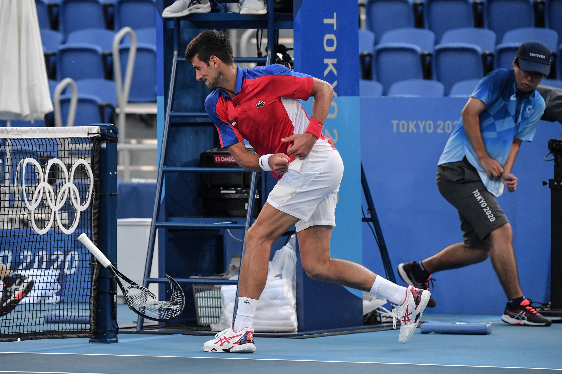  VIDEO FOTO Novak Djokovic, scene incredibile la JO 2020 – De nervi, a aruncat cu o rachetă în tribună