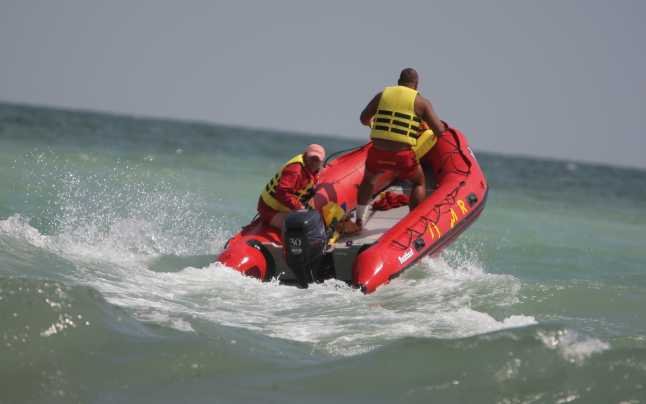  Doi copii români, luați de curenți, în mare. Micuții țipau din toate puterile la 50 metri de țărm