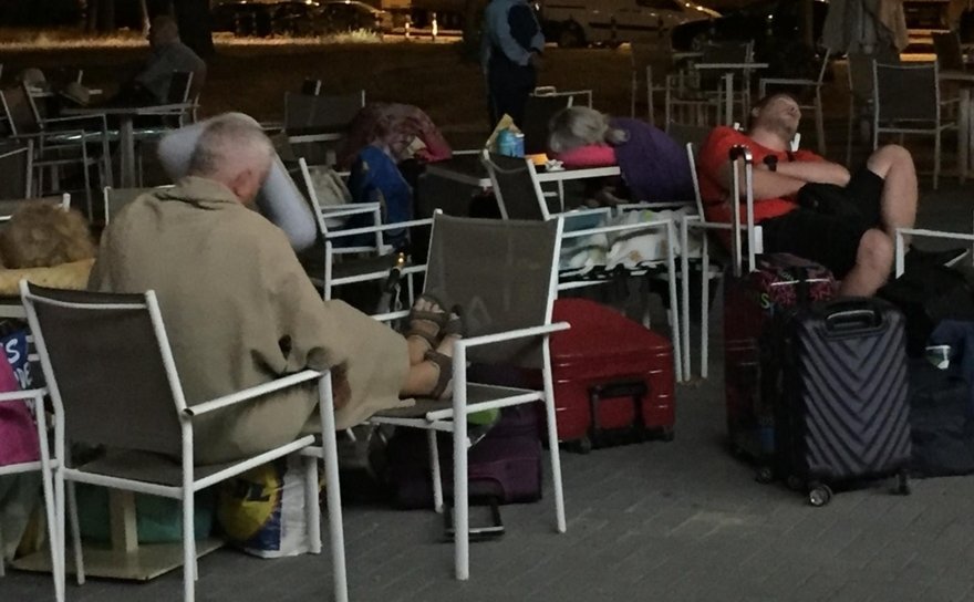  30 de turişti români, abandonaţi la vama dintre Grecia şi Bulgaria: Au dormit pe scaune metalice sau pe ciment