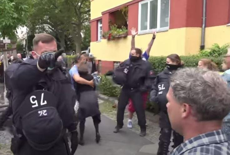  VIDEO Germania: Ciocniri violente între manifestanți și forțele de ordine după ce protestele împotriva restricțiilor anti-Covid au fost declarate ilegale