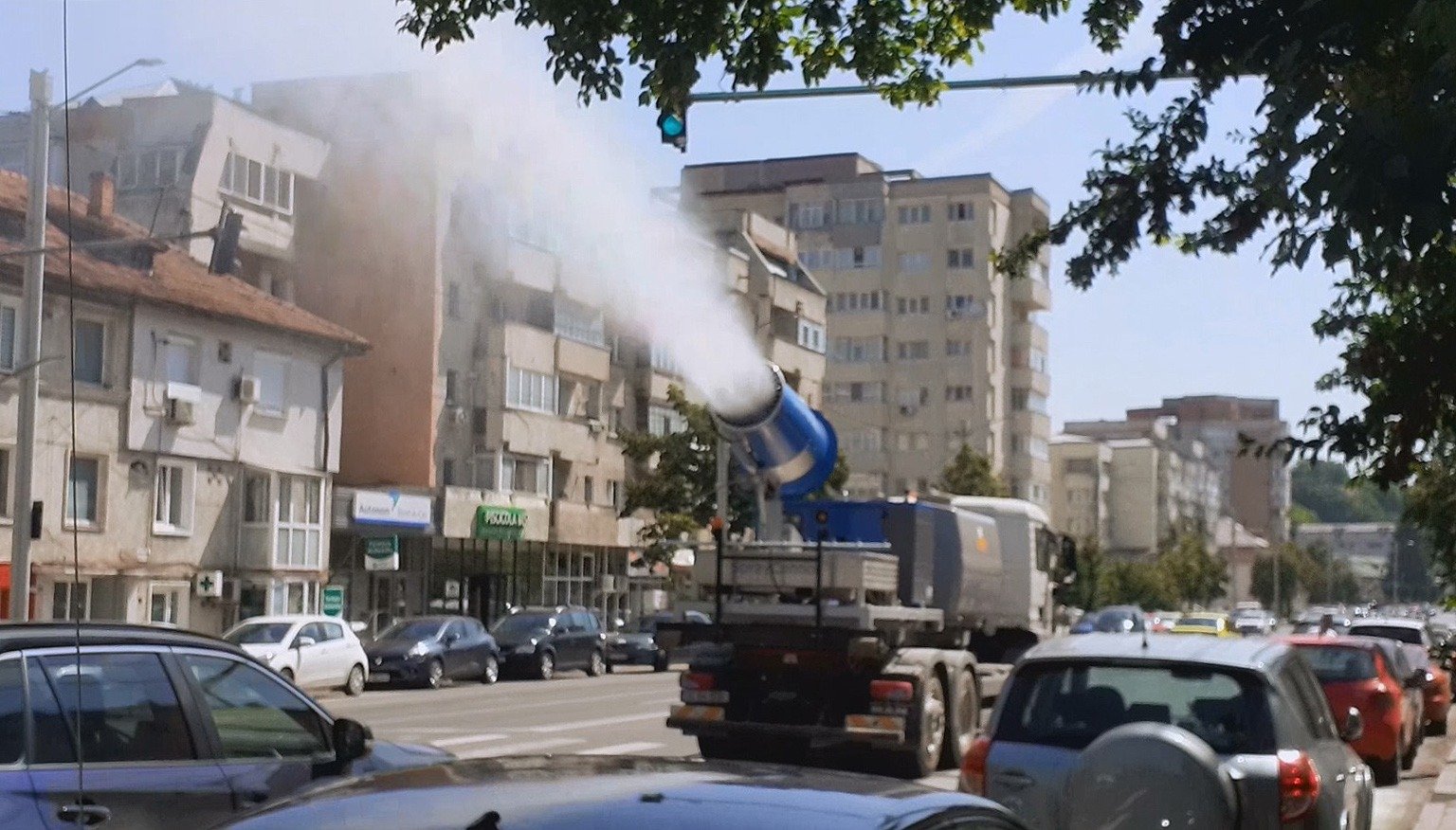  VIDEO: Ştiţi ce este această maşinărie şi ce pulverizează pe străzile din Iași?