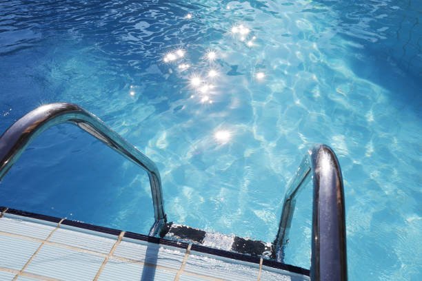  Fetiţă de 9 ani înecată în piscina din curtea casei la Horpaz. „Prognostic foarte rezervat“