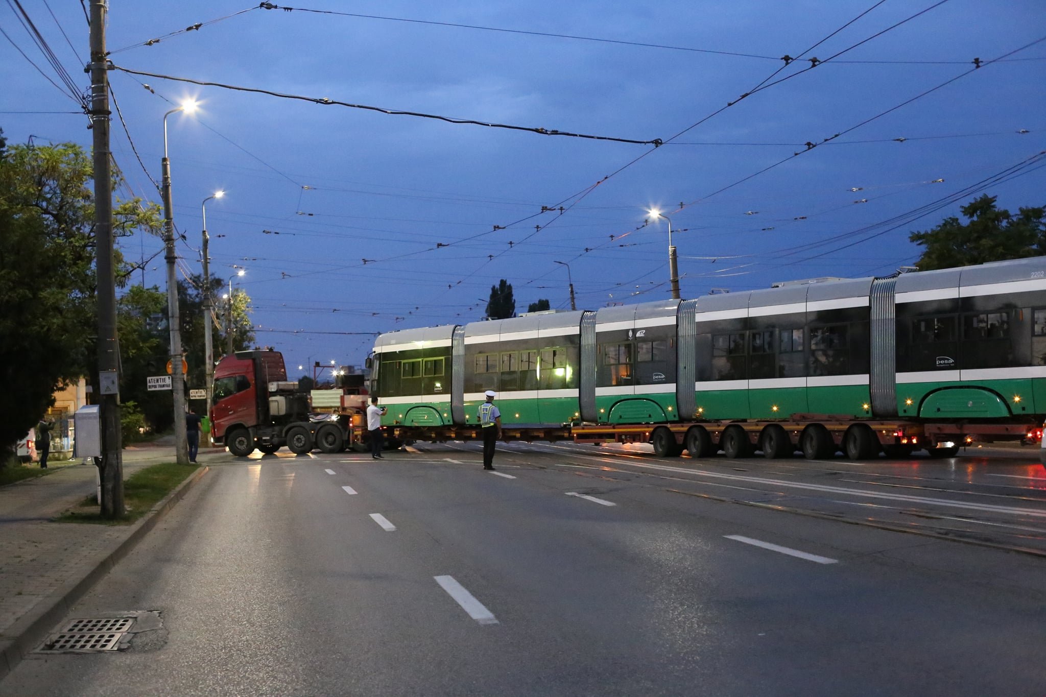  IMAGINI: Când și pe ce rute vor intra în circulaţie noile tramvaie aduse la Iași