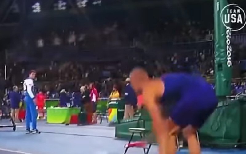  VIDEO Patriotism extrem: Un atlet olimpic american renunță la săritură când aude brusc imnul SUA în arenă