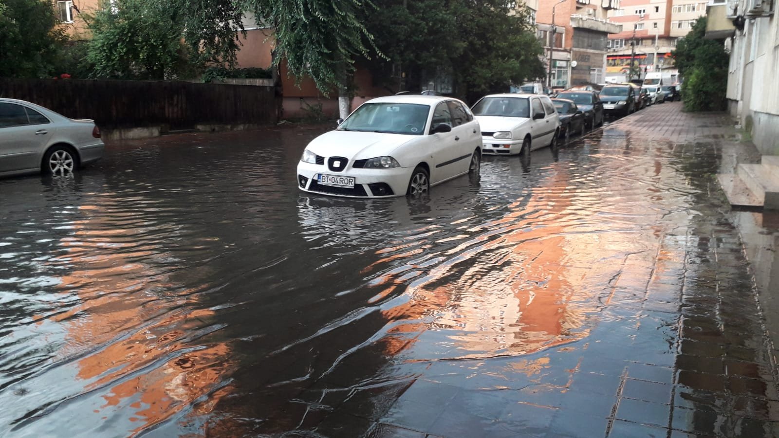  VIDEO: Mai multe străzi din Iași, inundate complet după o ploaie de câteva minute