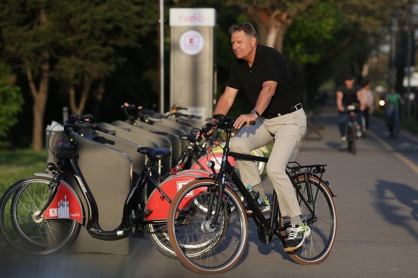  Preşedintele Klaus Iohannis a ajuns cu bicicleta la Palatul Cotroceni