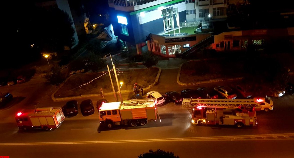  Trei mașini de pompieri, trimise la o femeie care cocea vinete. Fumul gros a speriat vecinii