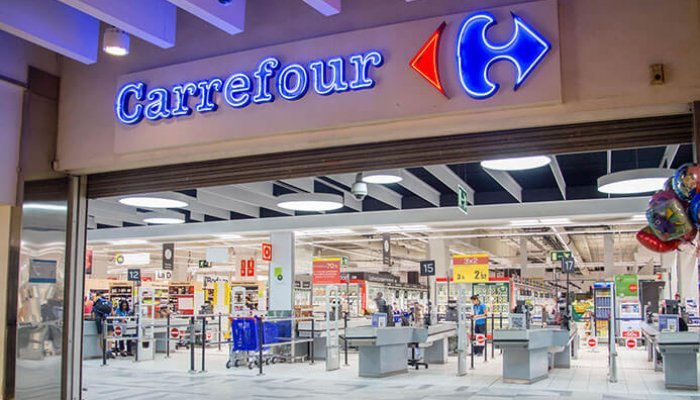  Carrefour şi Auchan discută despre o posibilă fuziune. Cei doi giganți ar putea să controleze aproape un sfert din comerţul din România