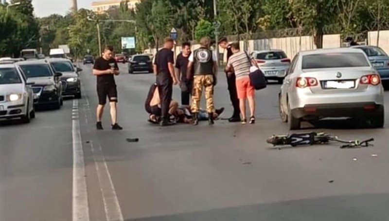  Un tânăr aflat pe trotinetă, omorât de un motociclist după o șicanare în trafic, în București. Agresorul a fost reținut