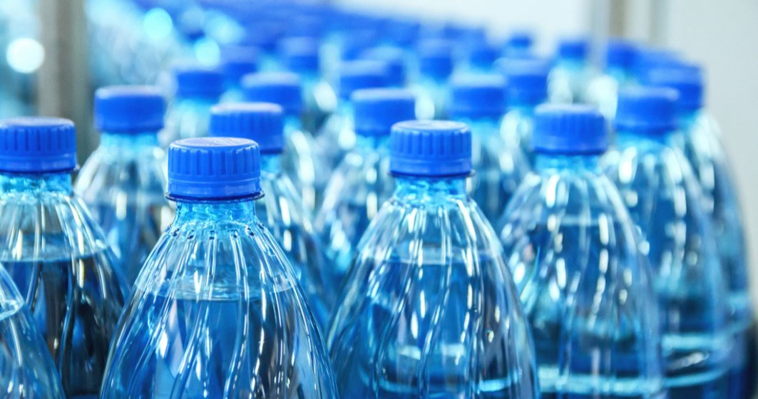  Apa din sticla de plastic poate deveni cancerigenă vara. Fizicianul Silviu Gurlui: „Când PET-urile stau în soare, compuși chimici se transferă în apă”