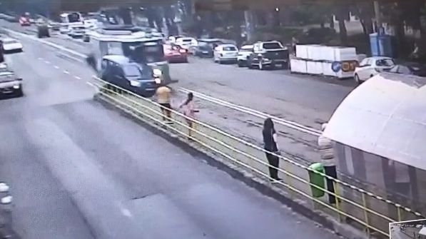  (VIDEO) Accidentul de la Minerva: Momentul impactului dintre tramvai şi autoturism