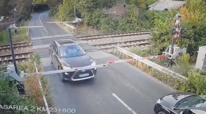  (VIDEO) Şofer inconştient, filmat în timp ce rupe barierele la o trecere cu calea ferată