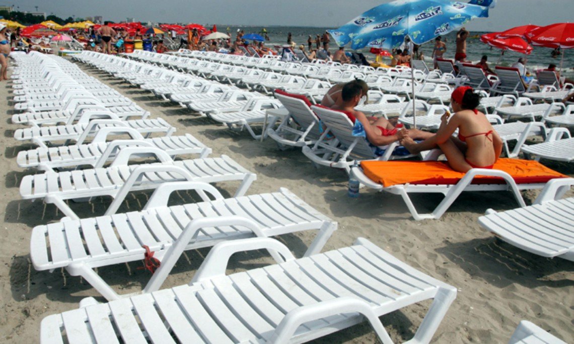  Cât mai costă închirierea unei umbrele pe litoralul românesc. E mai scump ca în Grecia
