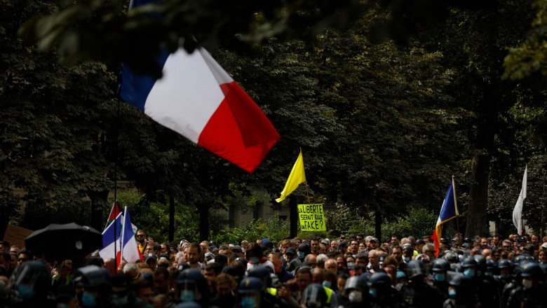  Proteste masive în Franța. Mii de oameni mărșăluiesc împotriva permisului sanitar