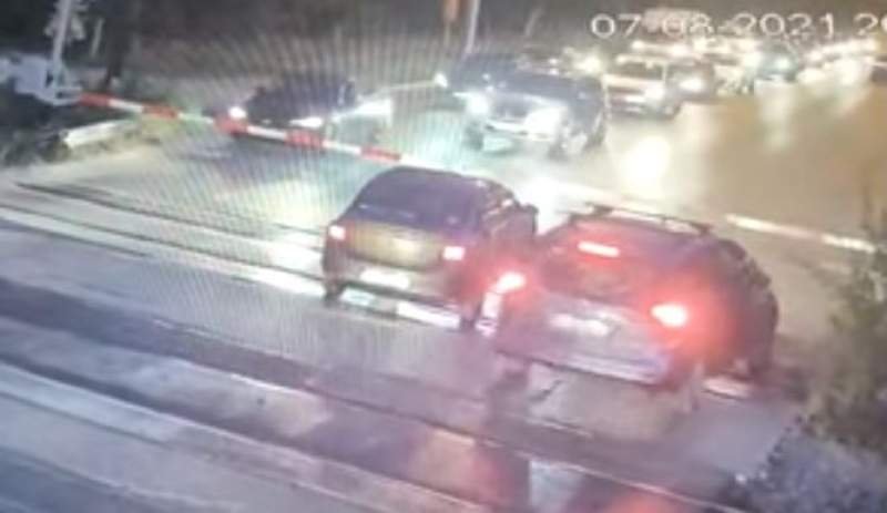  VIDEO Mașini prinse între bariere CFR. În mai puțin de două minute venea trenul