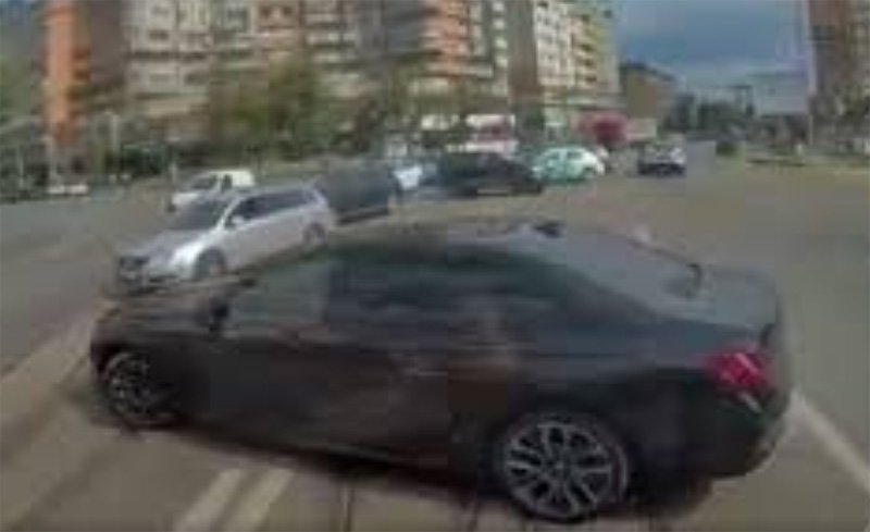  VIDEO Un bizon din traficul ieșean taie calea unui tramvai cu BMW-ul. Vorbea și la telefon