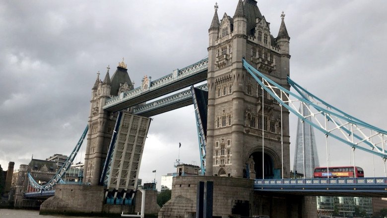  Tower Bridge, celebrul pod londonez mobil peste Tamisa, s-a blocat în poziţia deschis