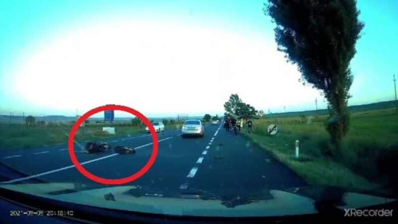  VIDEO Motocicletă ruptă în două pe E85, în urma impactului cu o mașină