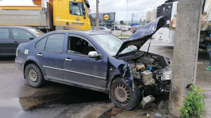  Un tânăr de 21 de ani din Pașcani a făcut accident cu o mașină furată