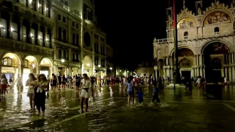  VIDEO Veneția a fost inundată, fenomen rar pentru mijlocul lunii august. În piața San Marco, turiștii s-au plimbat și au dansat prin apă