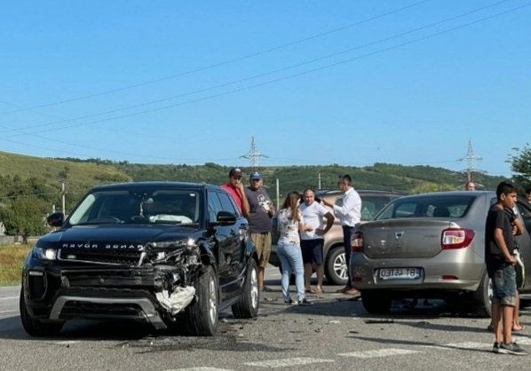  FOTO: Impact puternic între un Range Rover și o Dacia Logan la Vânători