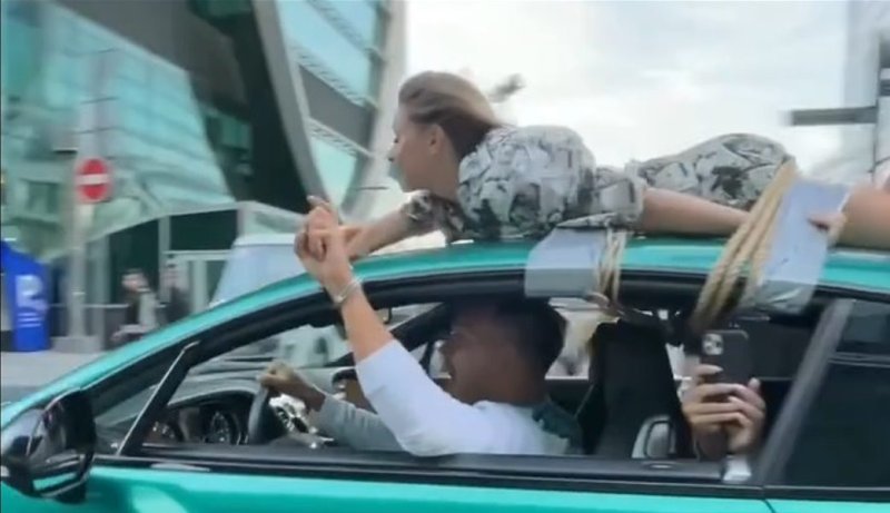 VIDEO Un influencer rus și-a legat iubita de mașină și a plimbat-o așa prin oraș