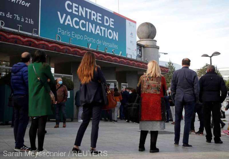  Franţa începe vaccinarea cu a treia doză şi va impune plata testelor