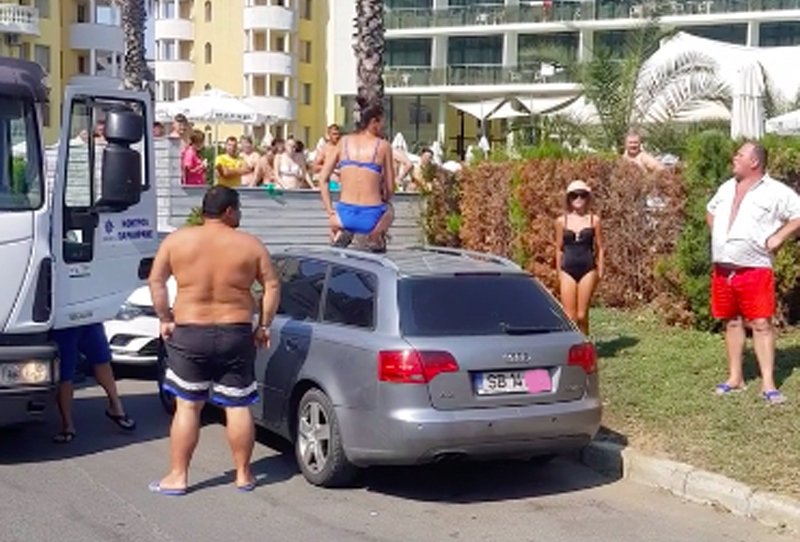  VIDEO Circ în Bulgaria cu o țoapă de România. S-a cocoțat pe mașina parcată ilegal la plajă ca să nu-i fie ridicată