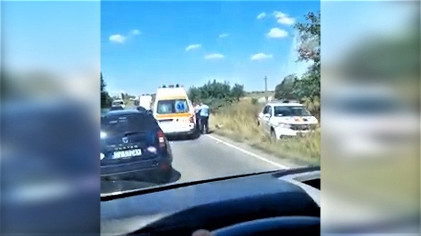  O maşină a Poliţiei a lovit un autocamion care circula regulamentar
