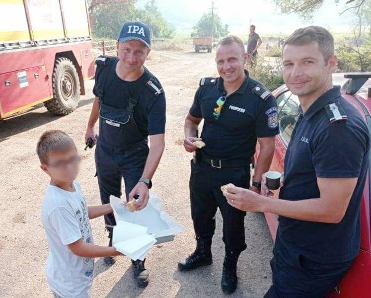  Pompierii români din Grecia, mișcați de gesturile localnicilor. Le aduc apă rece, plăcinte și porumb fiert