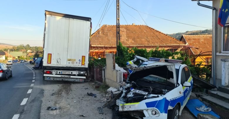 O mașină de poliție și o dubă a Jandarmeriei, distruse de un camion scăpat de sub control. Un jandarm a ajuns la spital