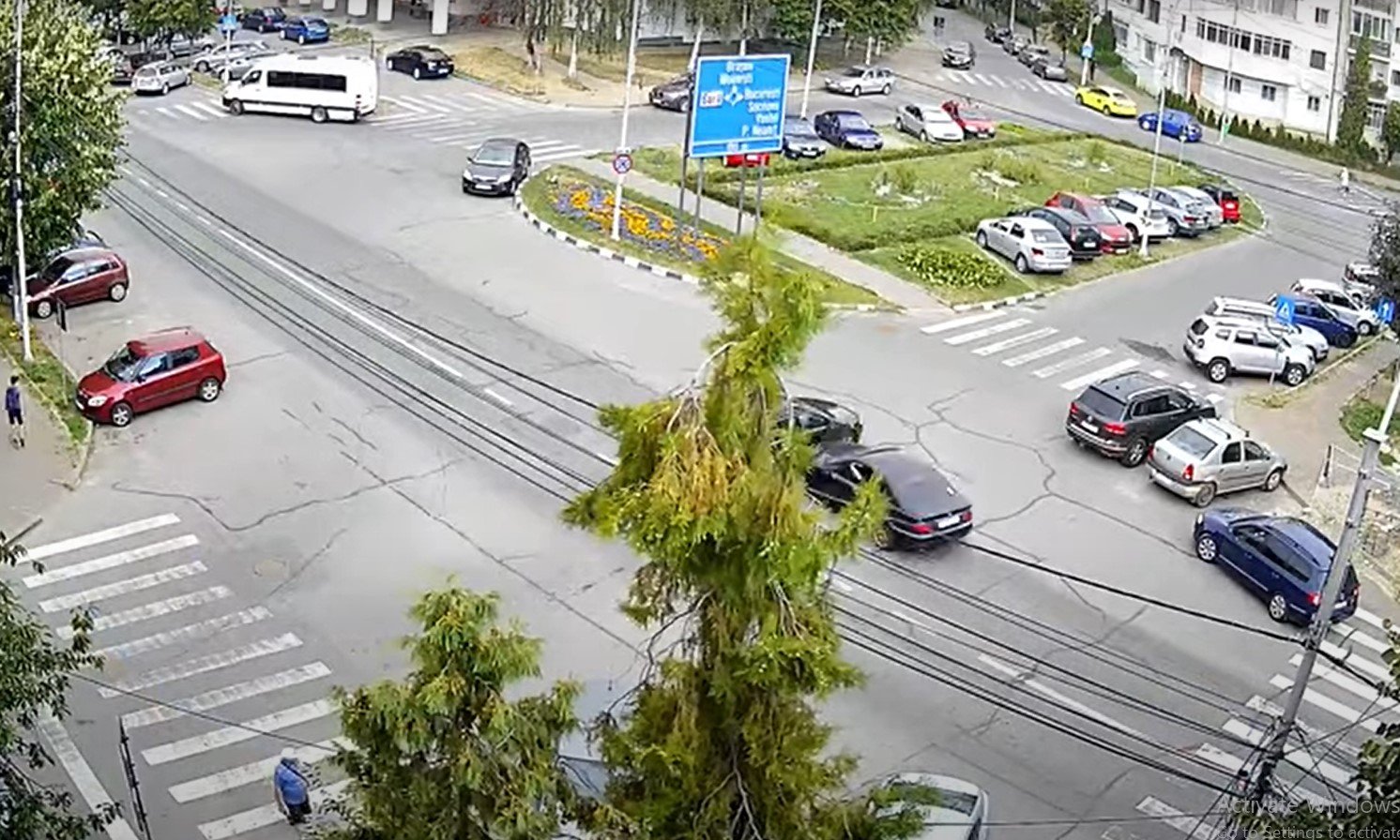  VIDEO: Ciocnire violentă între două autoturisme. O mașină este răsturnată în momentul impactului