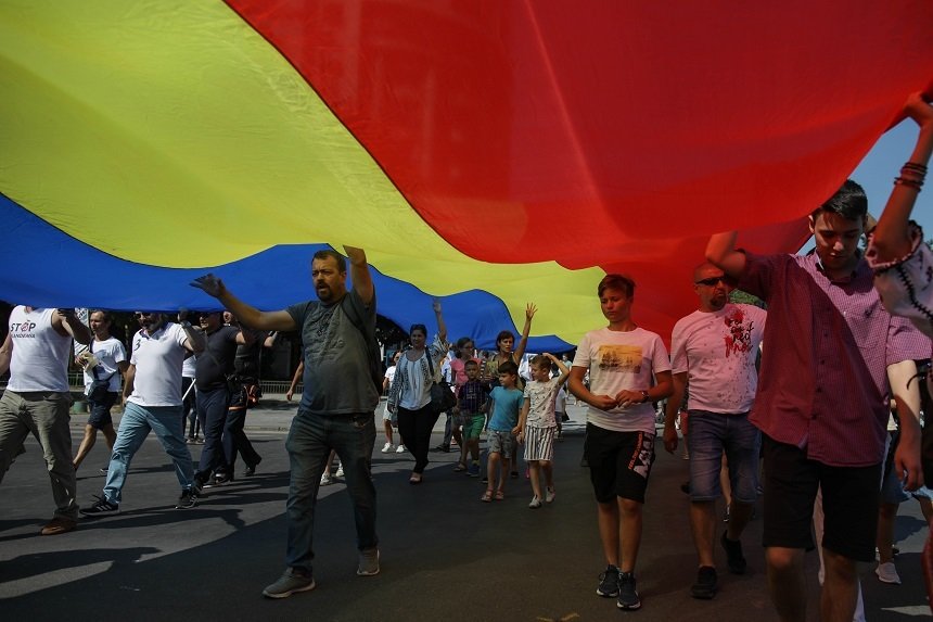  Marş anti-LGBT. Câteva sute de persoane în port popular au manifestat pe străzile capitalei
