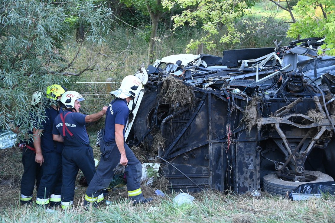  Un autocar s-a izbit violent de stâlpul unui viaduct: opt persoane şi-au pierdut viaţa