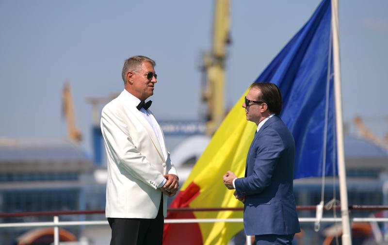  Preşedintele Iohannis şi premierul Cîţu, fotografiaţi în timp ce discută, la ceremoniile de Ziua Marinei