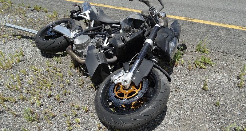  Un bărbat băut care-şi plimba fiica de 13 ani pe motocicletă a provocat un accident auto grav
