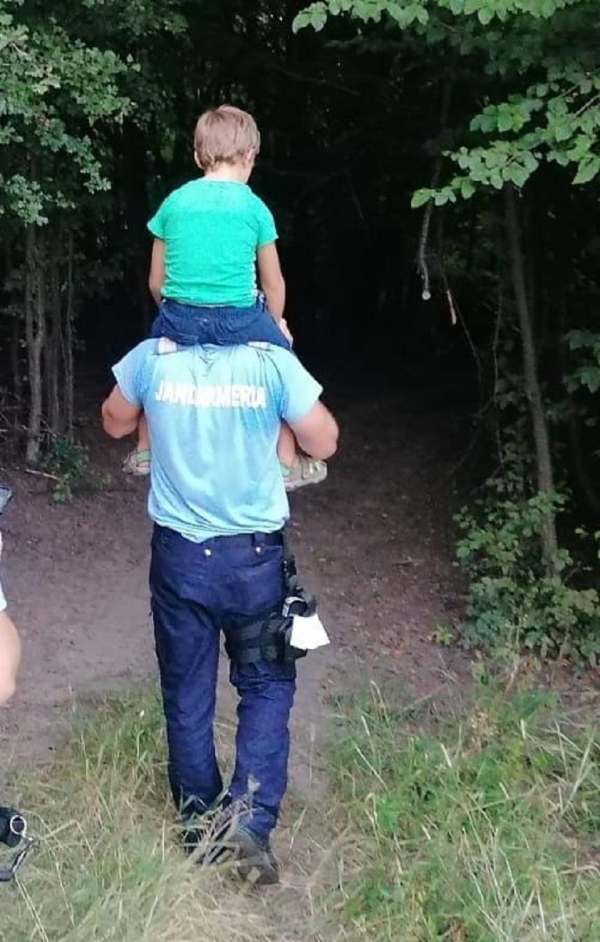  Familie cu copii mici salvată de jandarmi după ce s-a rătăcit în pădure, în zona mănăstirii Ciolanu